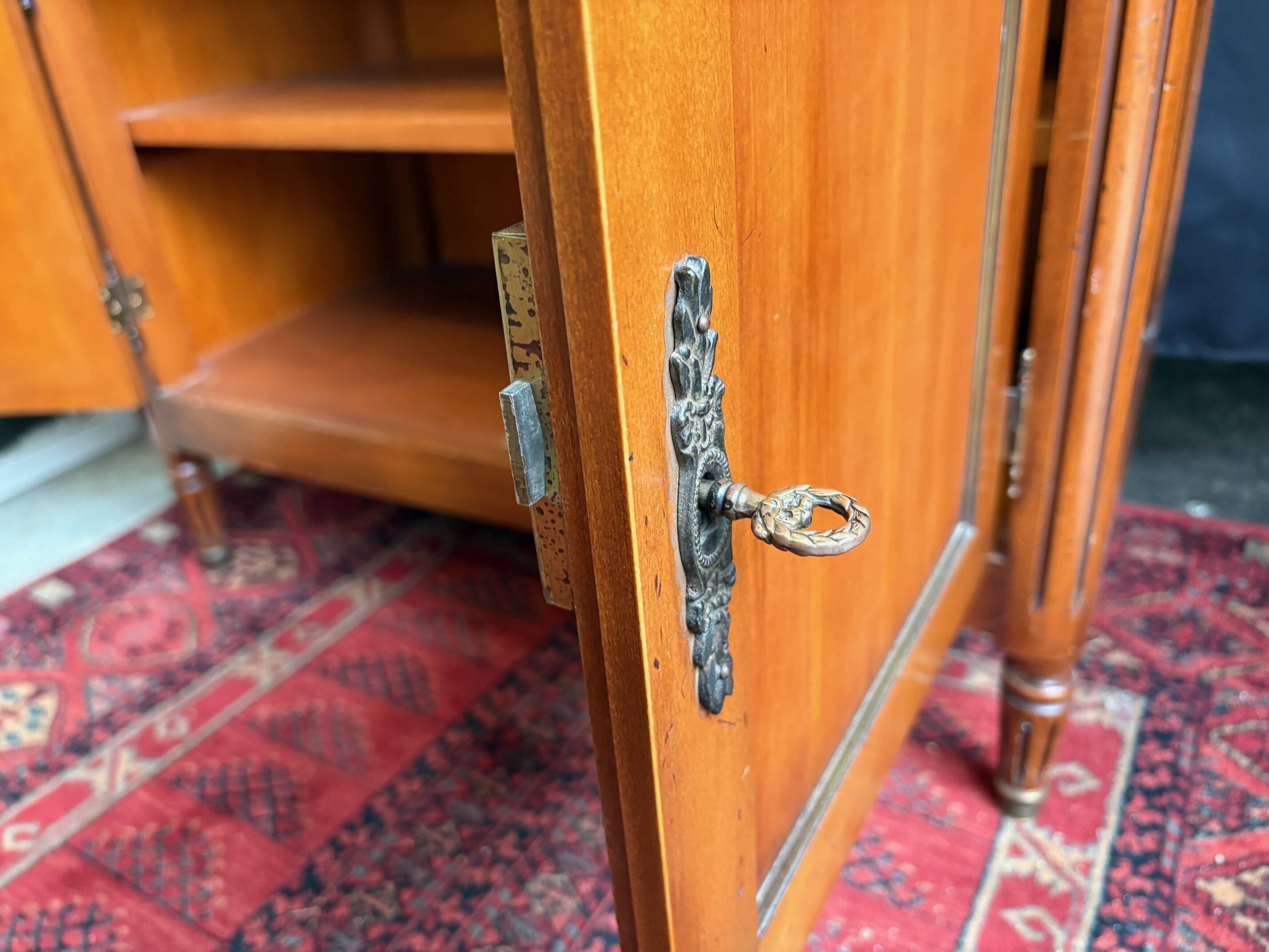 Buffet “style Louis XVI” — pièce décorative avec charme classique