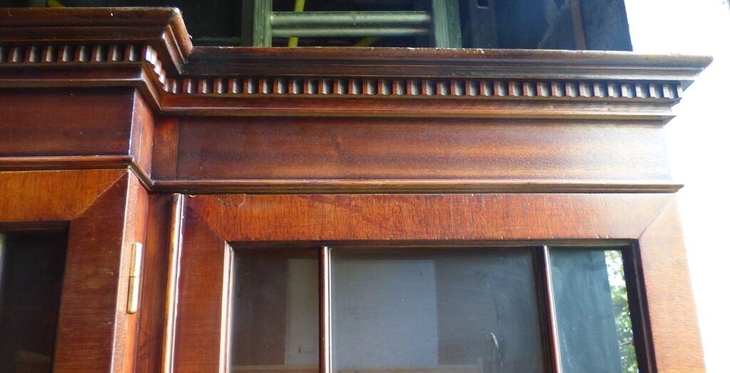 Scribanne bookcase in mahogany veneer English work of the twentieth century