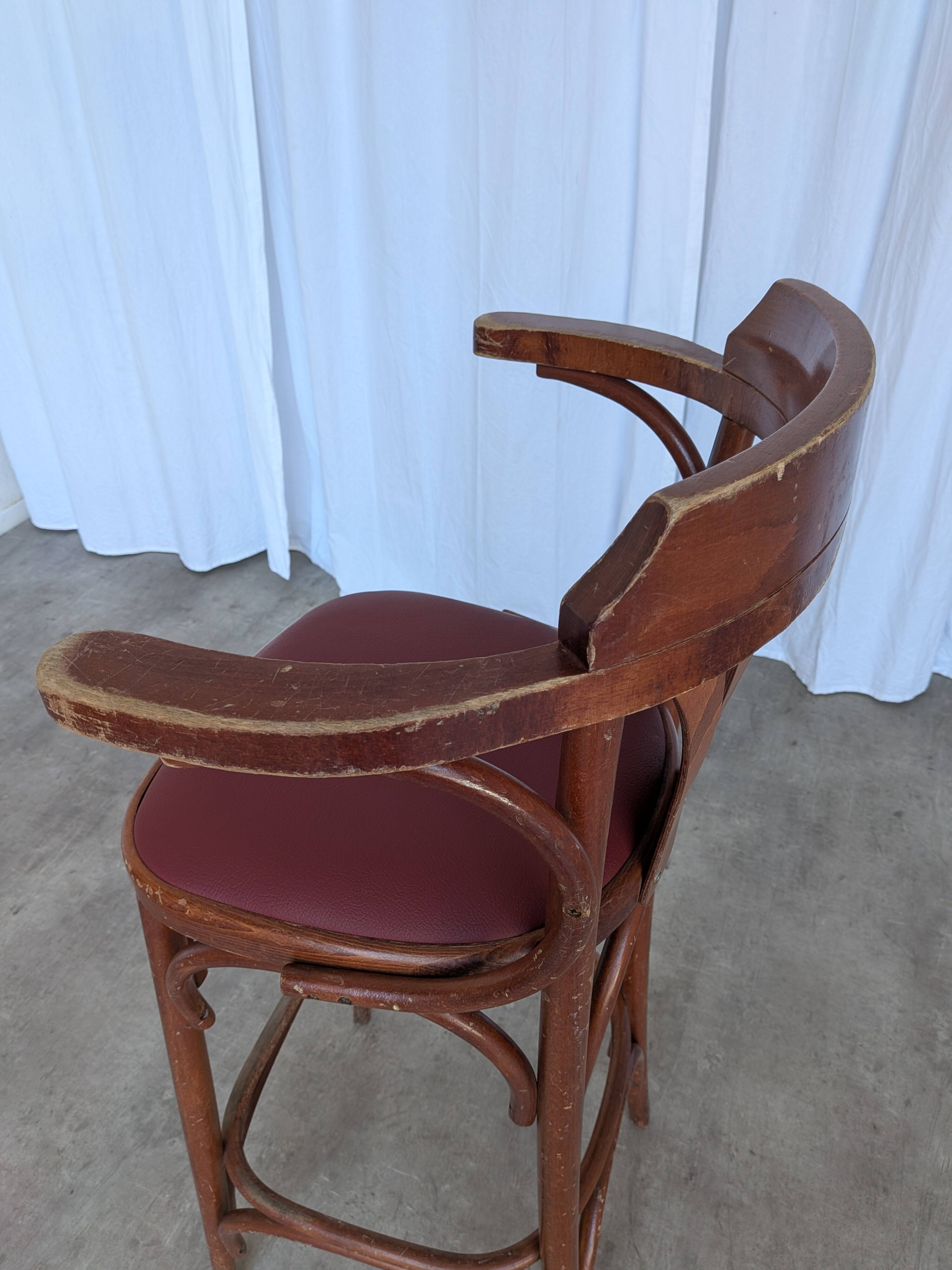 Fauteuil de bar de style Thonet Irish Pub / Siège en simili cuir rouge, milieu du siècle