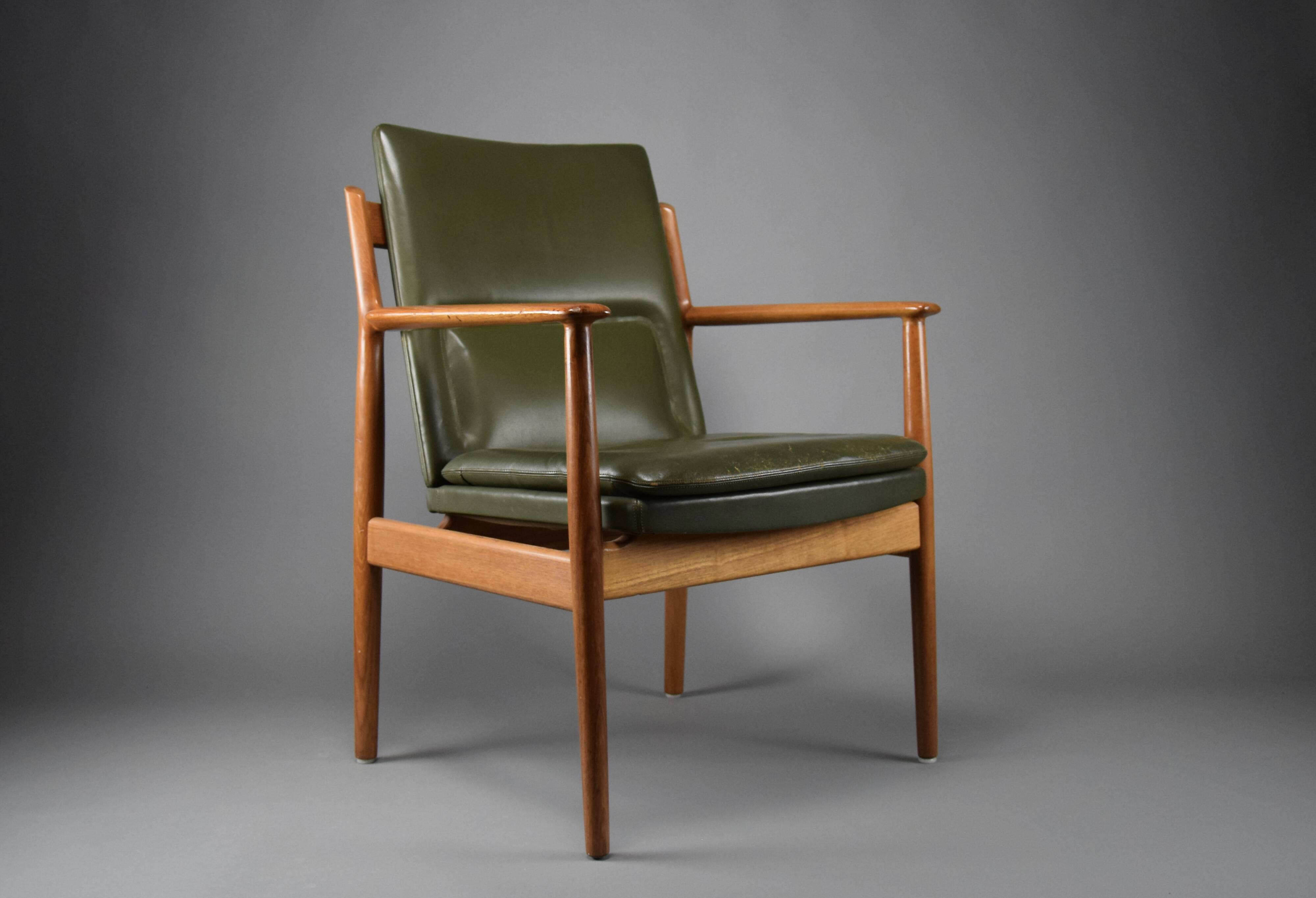 Fauteuil danois moderne du milieu du siècle, vert olive, modèle 431 par Arne Vodder