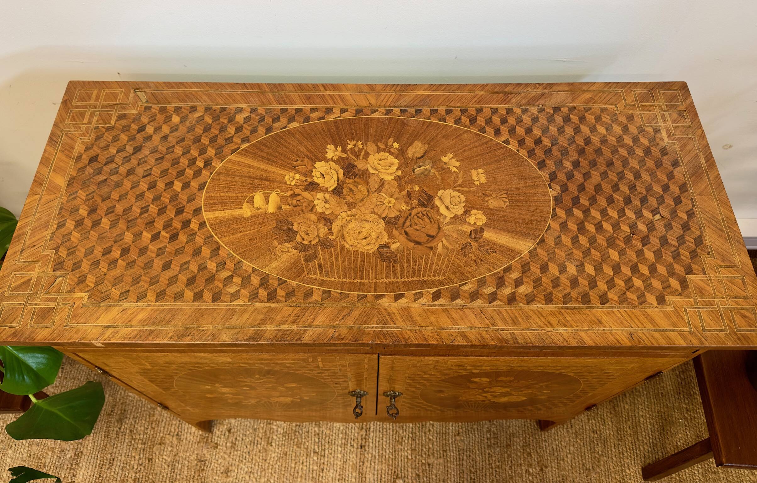 Commode en bois marqueté – Décor floral
