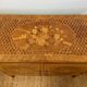Commode en bois marqueté – Décor floral