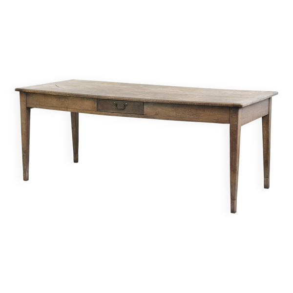 Table à manger en chêne français ancien pour 6 à 8 personnes avec un tiroir à baguette.