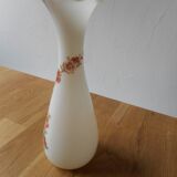 Vase en opaline blanche motif fleuri