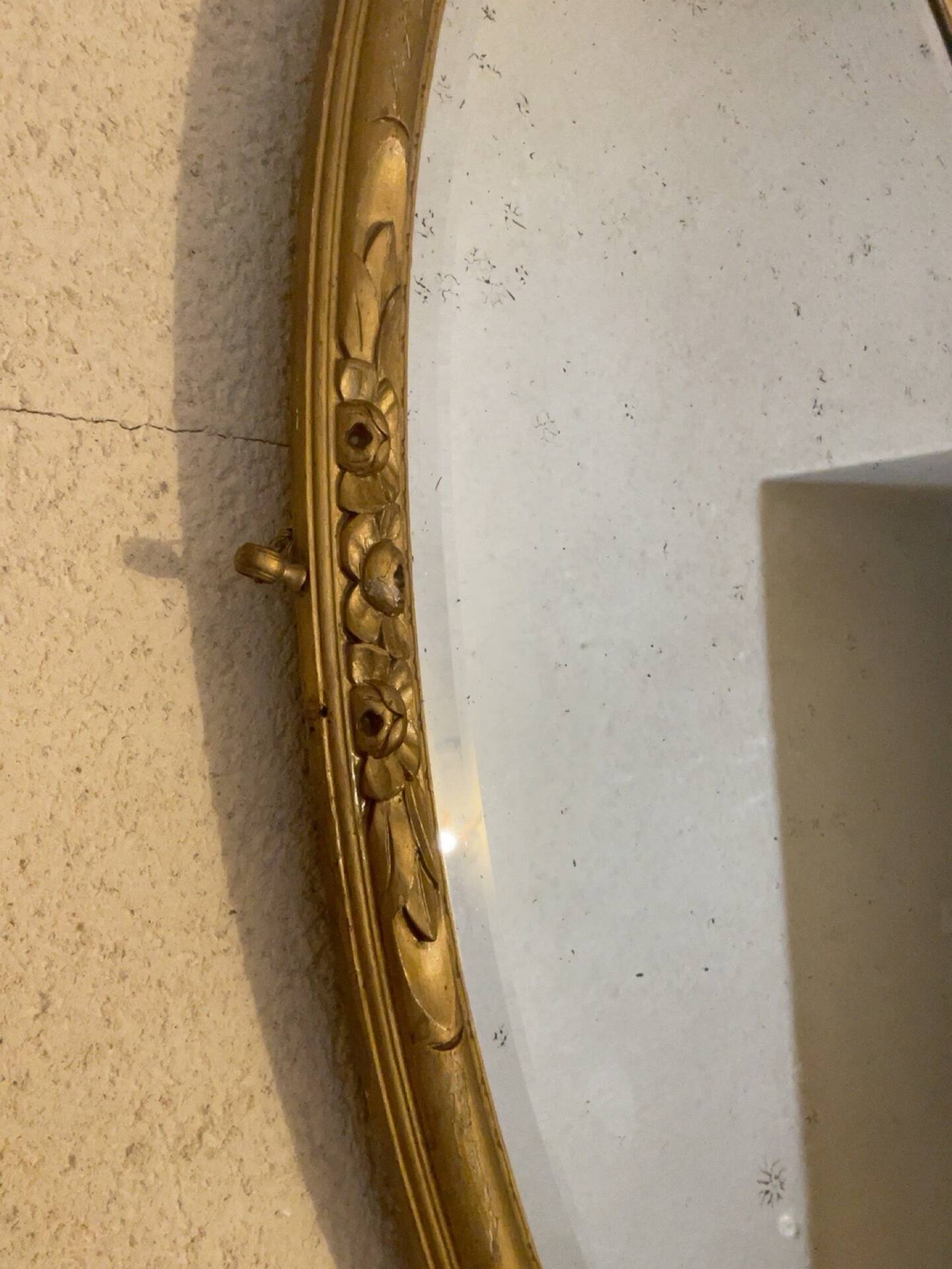 Antique oval gold mirror with floral decoration – 105 × 70 cm Elegant mirror