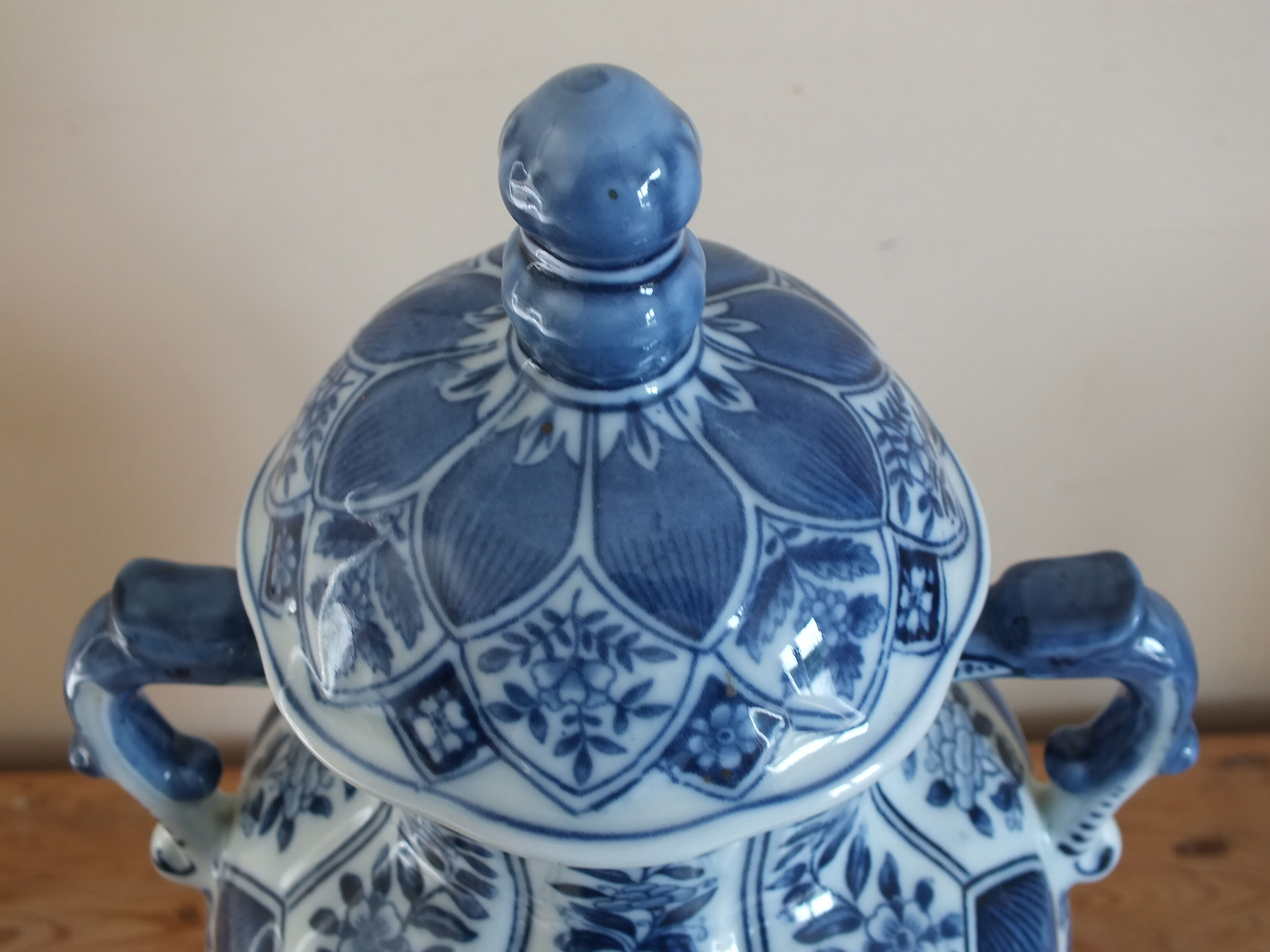 Covered pot in Delft porcelain