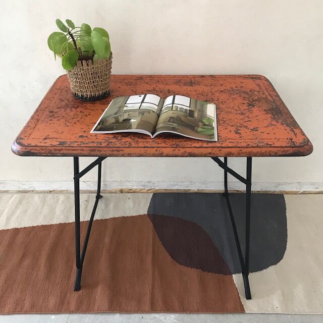 Foldable garden table
