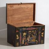 Malle d’opéra ancienne de couleur foncée avec détails floraux (c.1900) #1
