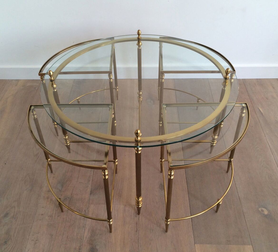 Round coffee table in brass neoclassical style