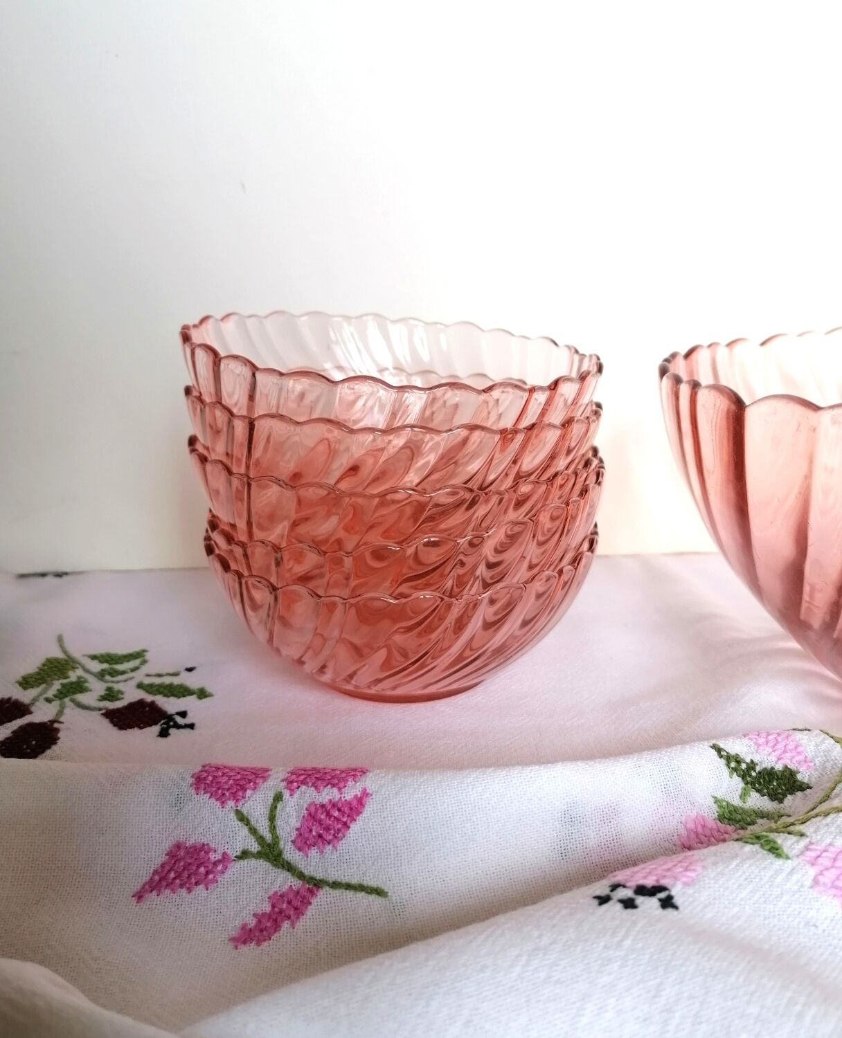 Rosaline service 5 cups and pink glass salad bowl