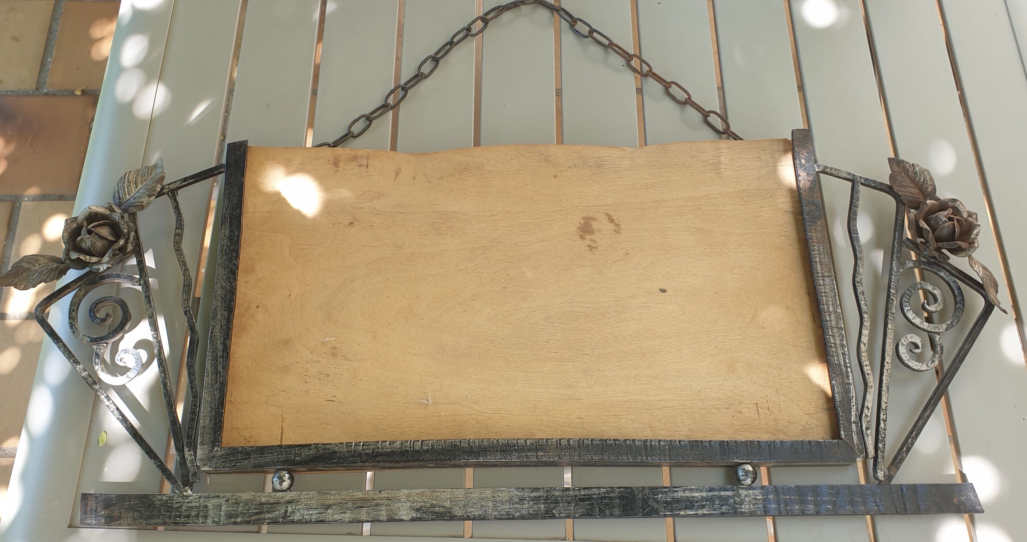 Metal entourage art deco