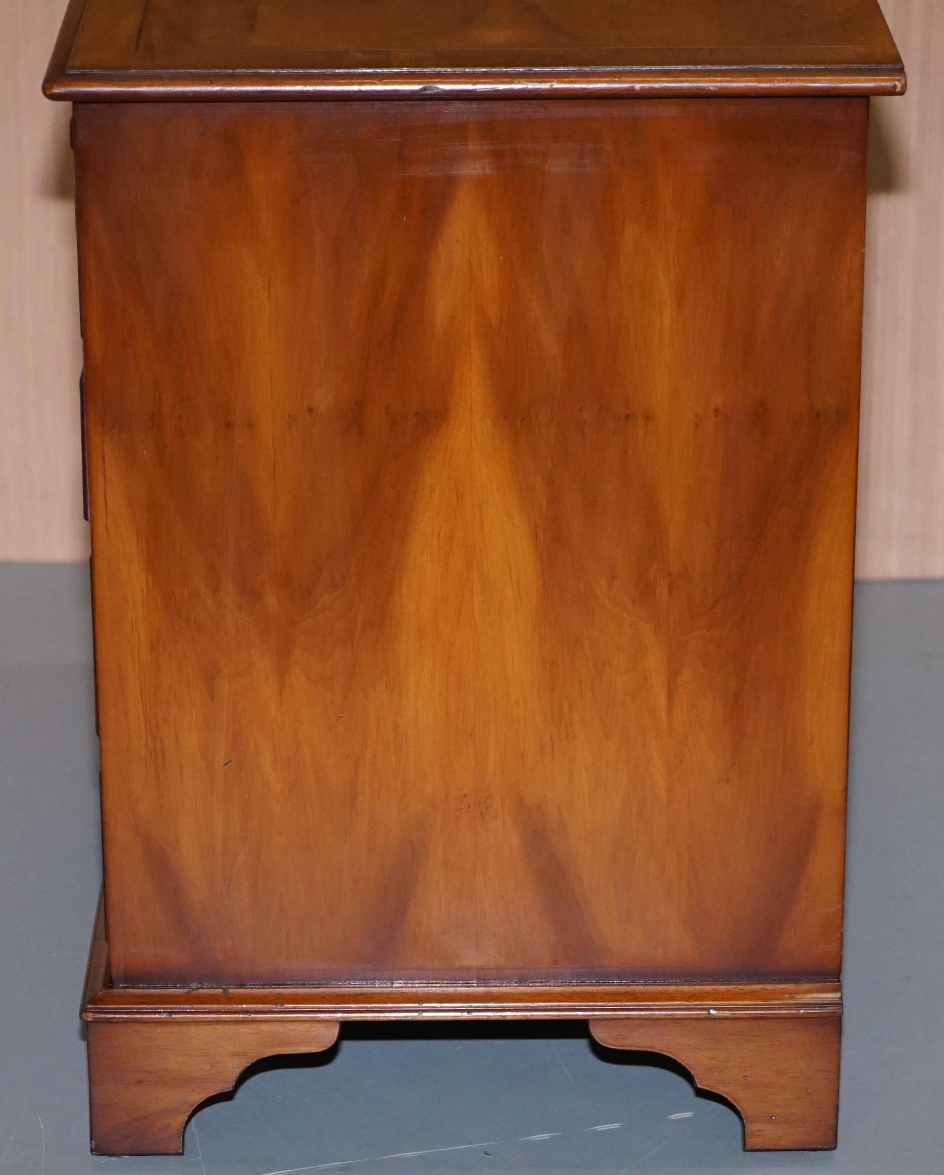 Burr Yew wood commode with leather top in Butler style