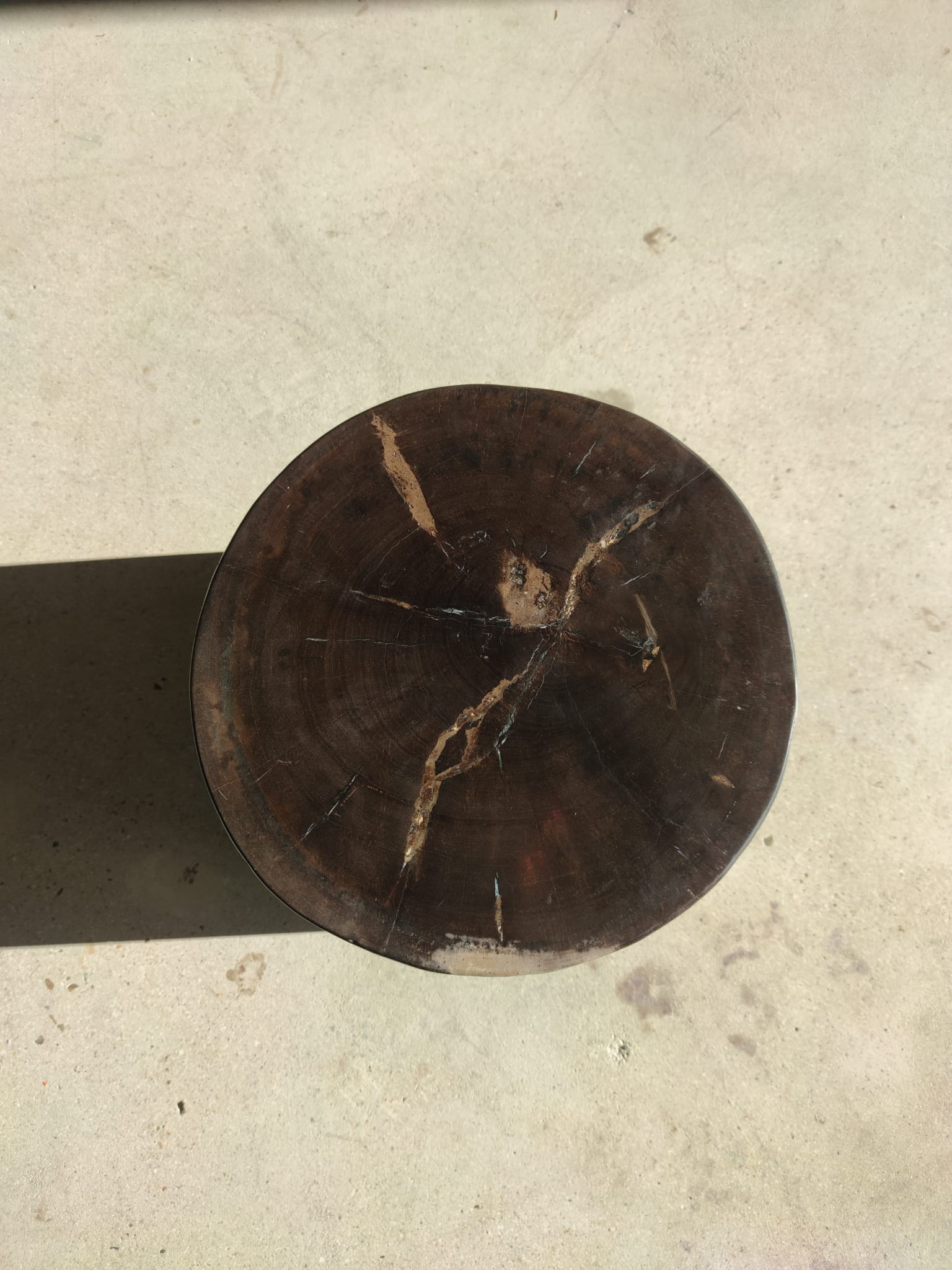 Table d'appoint en bois pétrifié couleur marron glacé - H:34cm D:35cm