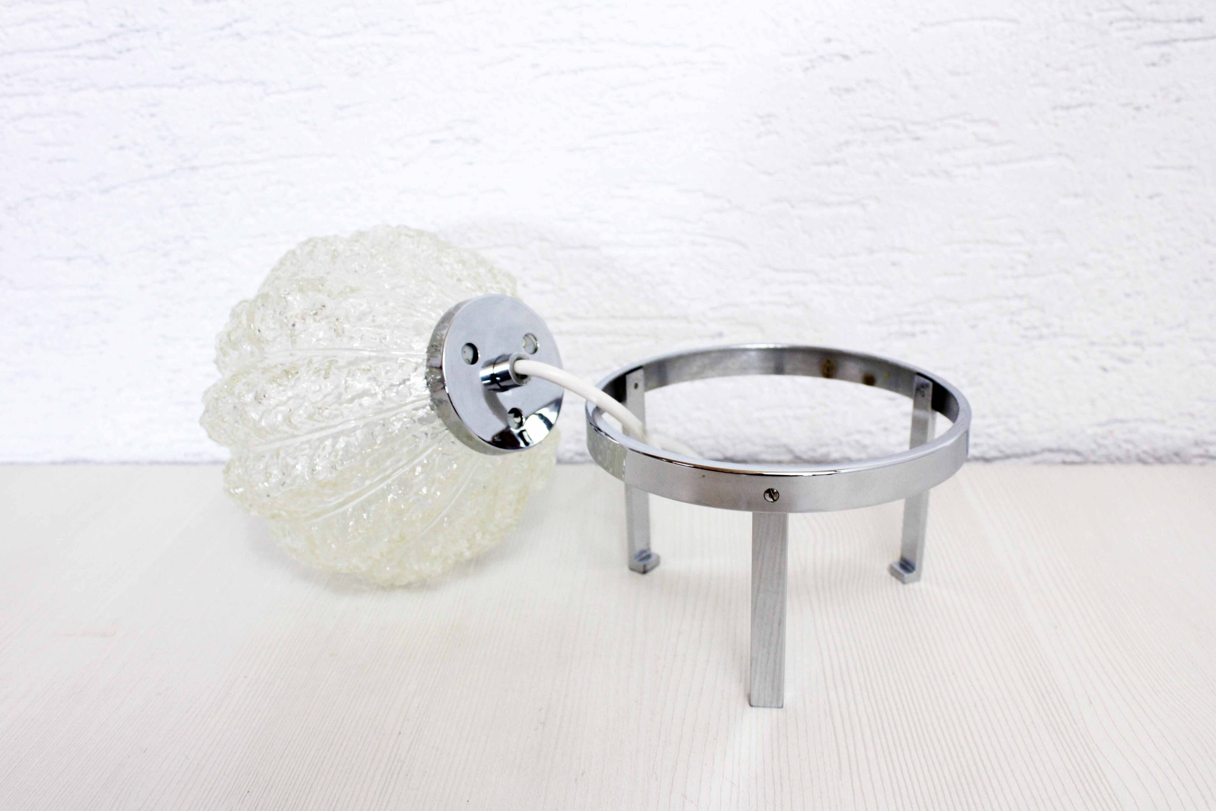 Lampe à poser en verre sur socle argenté