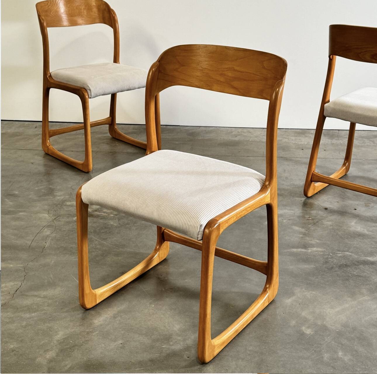 Set of 4 vintage Baumann sled chairs in ecru velvet
