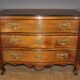 Commode galbée Louis XV en noyer blond XVIII