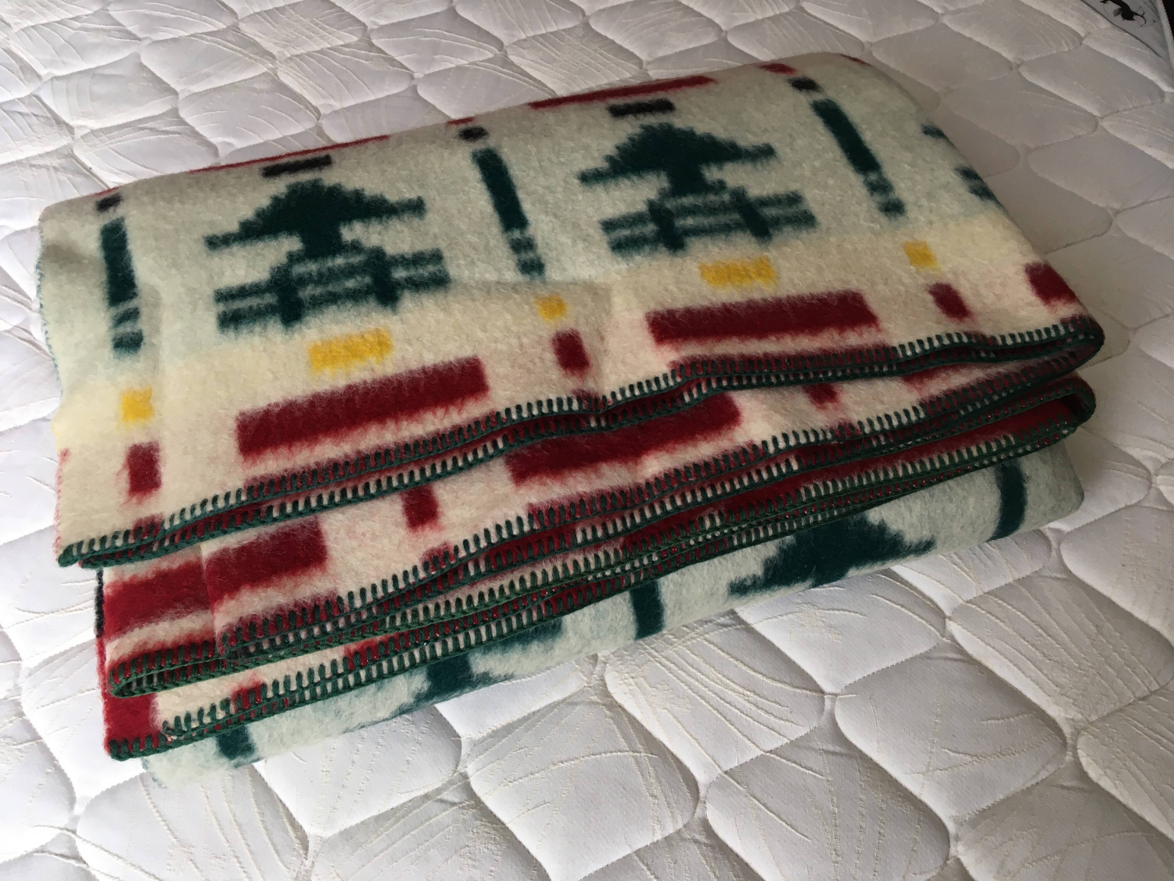 Wool blanket 230 X 250 with geometric patterns and 70's trees.