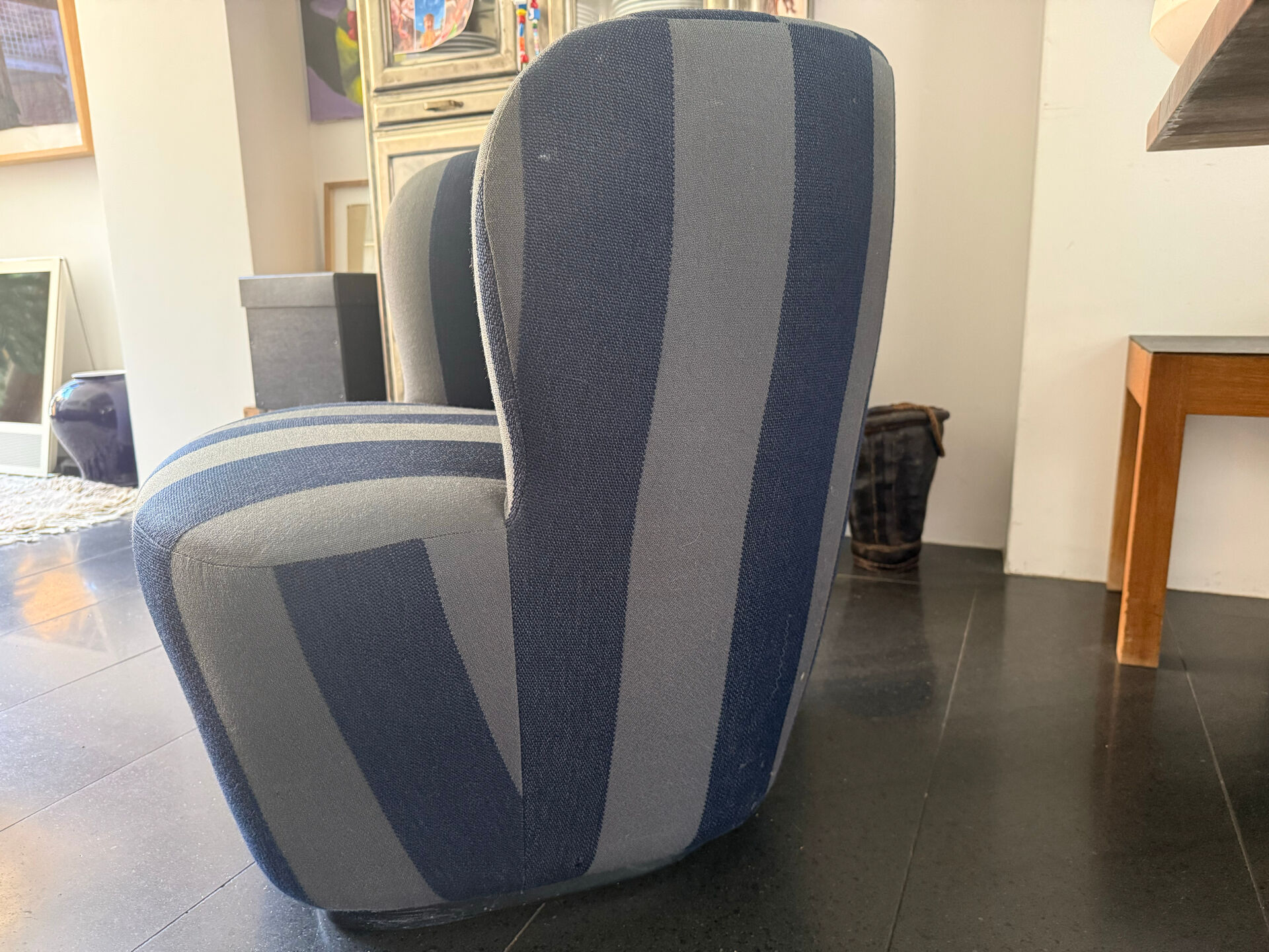 Fauteuil GUBI Swift – Commande spéciale en tissu Kvadrat x Raf Simons
