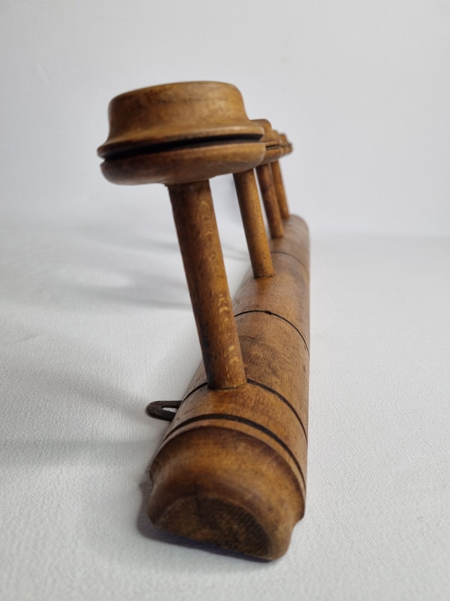 Old wall-mounted portmanteau, 4 patères, in turned wood, 52 cm