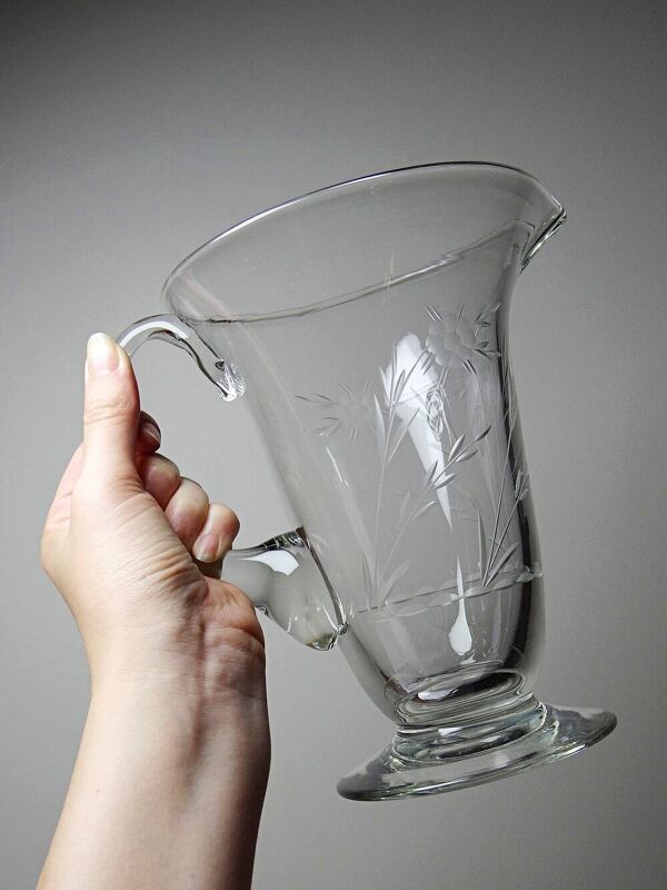 Pichet ancien en verre gravé à la roue décor végétal, Bohême, début XXe
