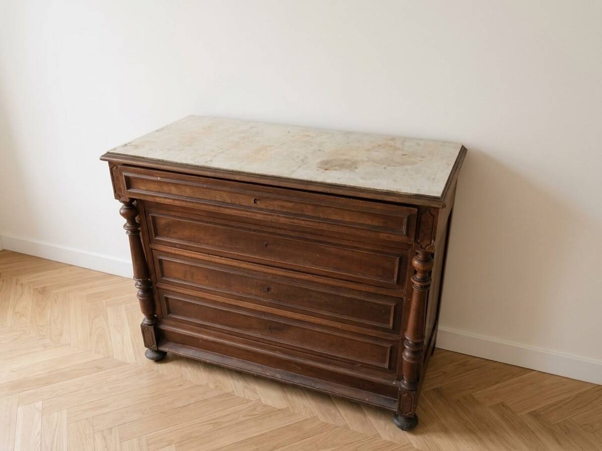 Antique wooden and white marble chest of drawers with 4 drawers.