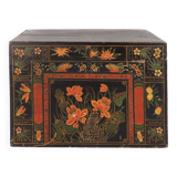Coffre en bois ancien avec illustrations de fleurs de lotus (Chine, vers 1900)