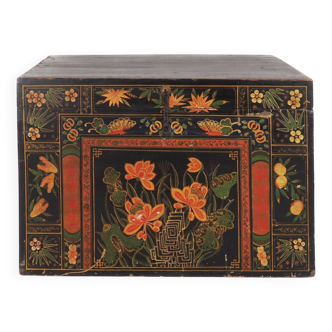 Coffre en bois ancien avec illustrations de fleurs de lotus (Chine, vers 1900)