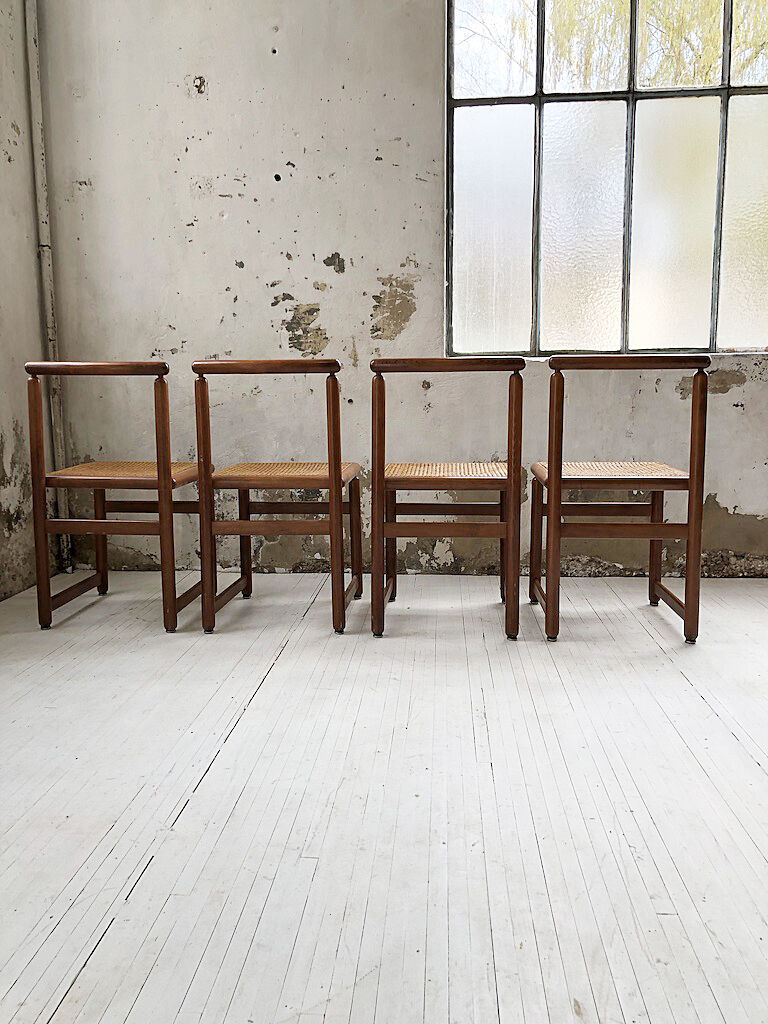 Lot de 4 chaises cannées années 50