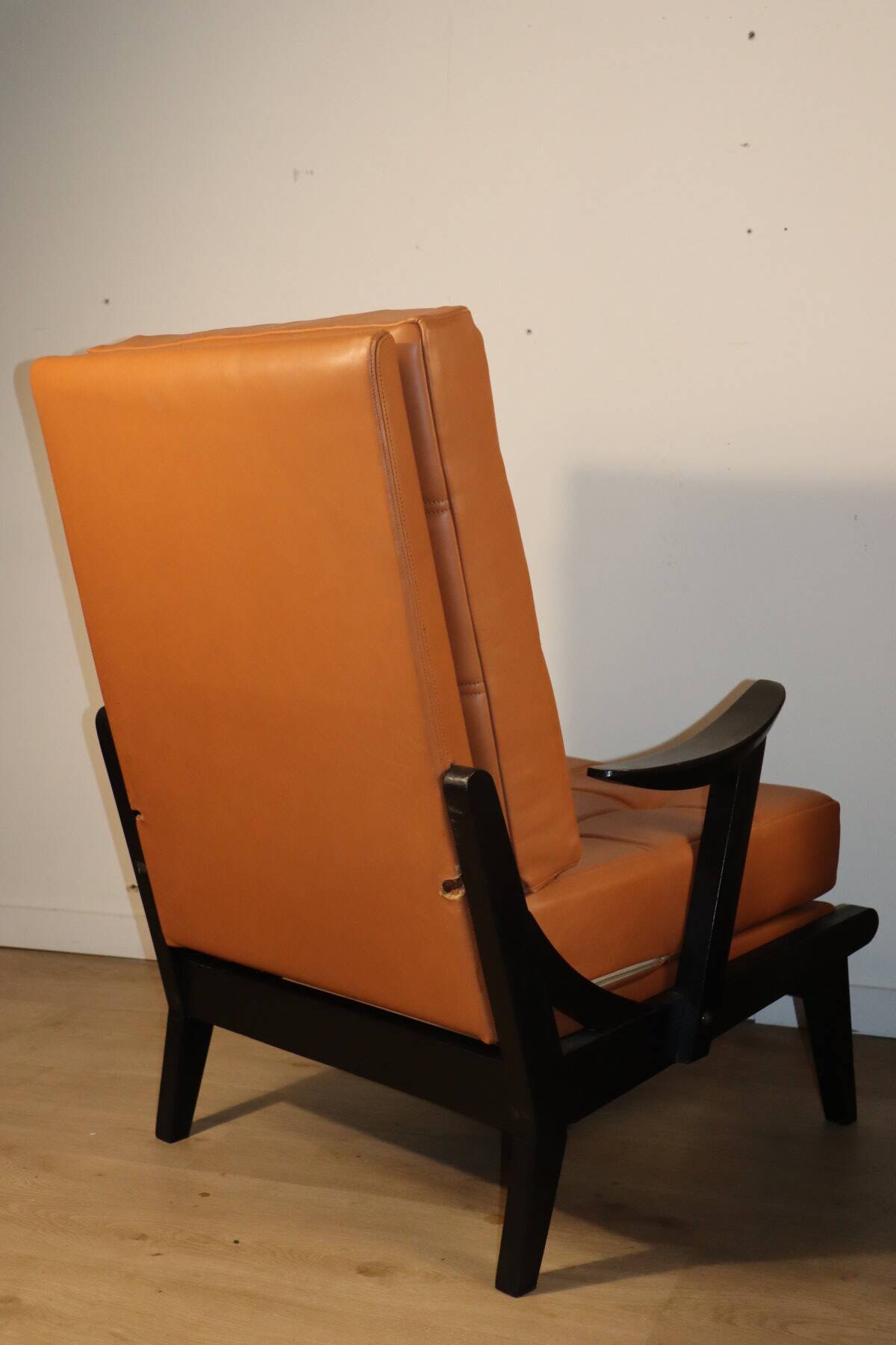 Paire de fauteuils vintage années 50 en bois noir et cuir caramel