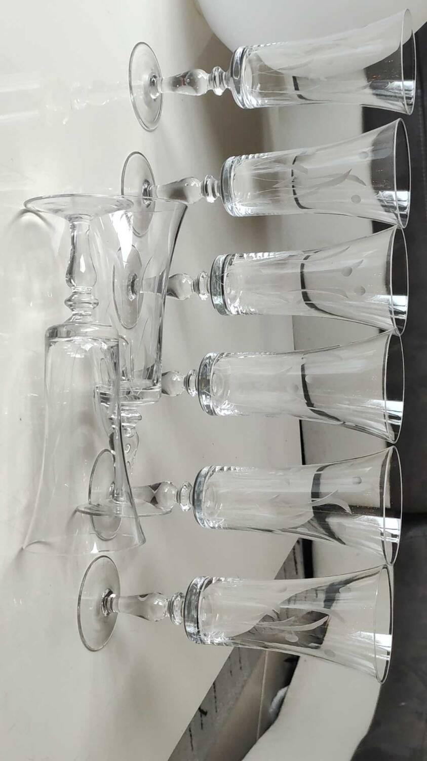 Set of 8 champagne flutes, flared neck. In crystal. Frosted plant motifs.