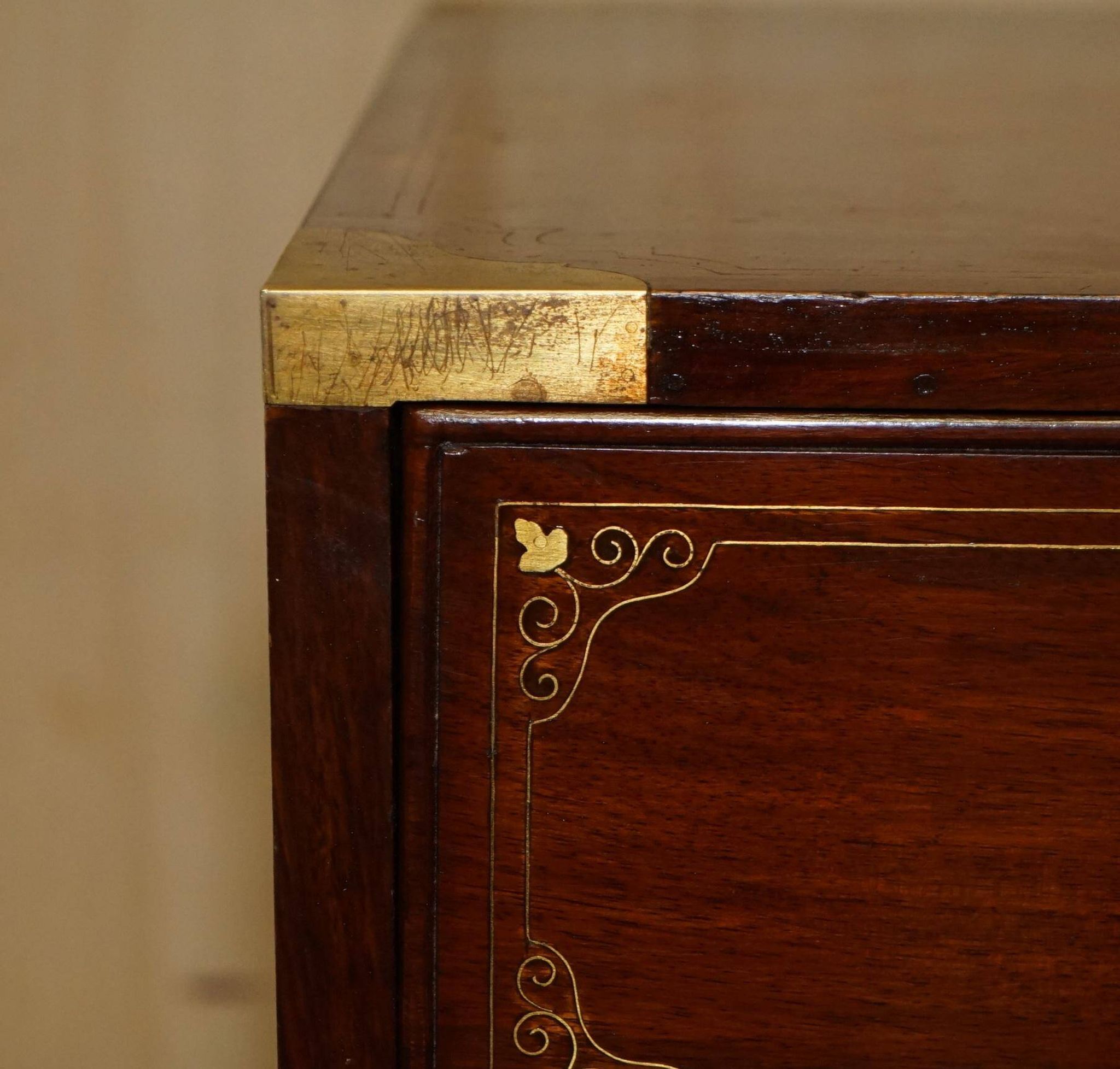 Commode vintage anglo-indienne en bois dur avec incrustations en laiton