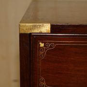 Commode vintage anglo-indienne en bois dur avec incrustations en laiton