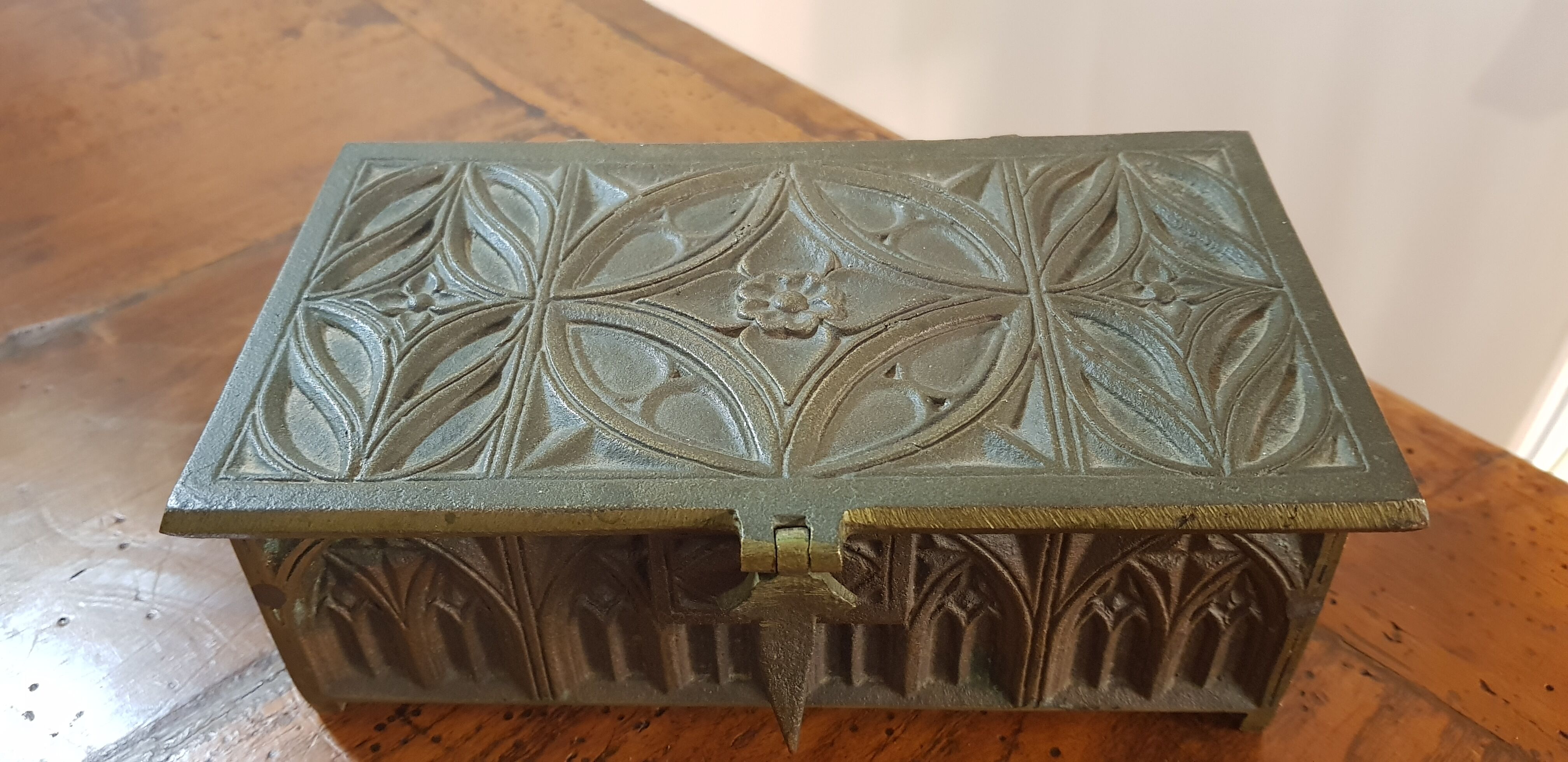 Box in bronze
