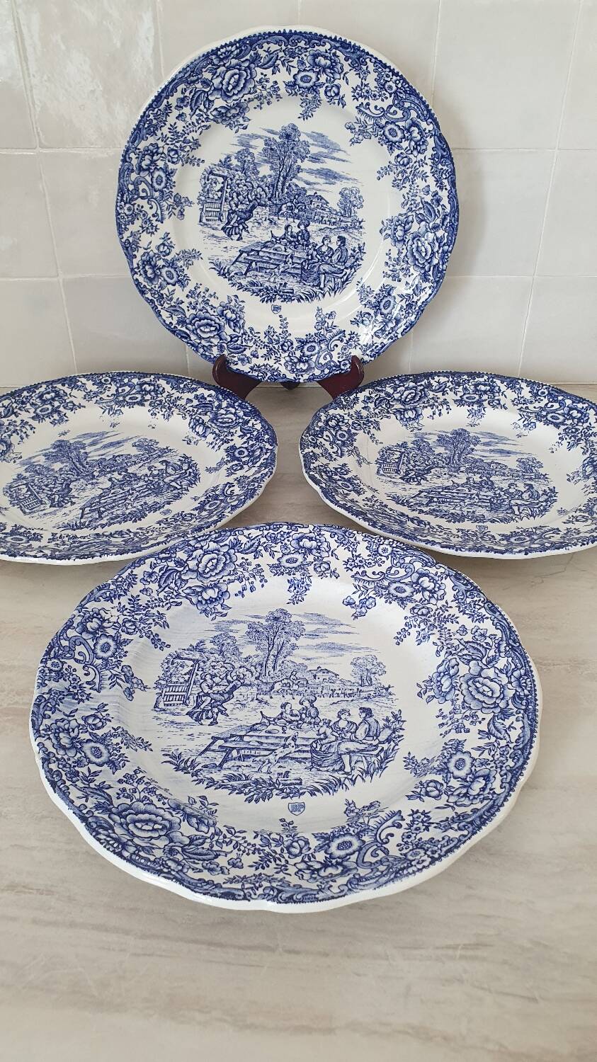 4 earthenware plates with floral and pastoral scene motif