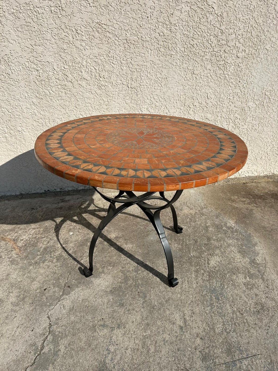Table ronde de jardin en mosaïque et fer