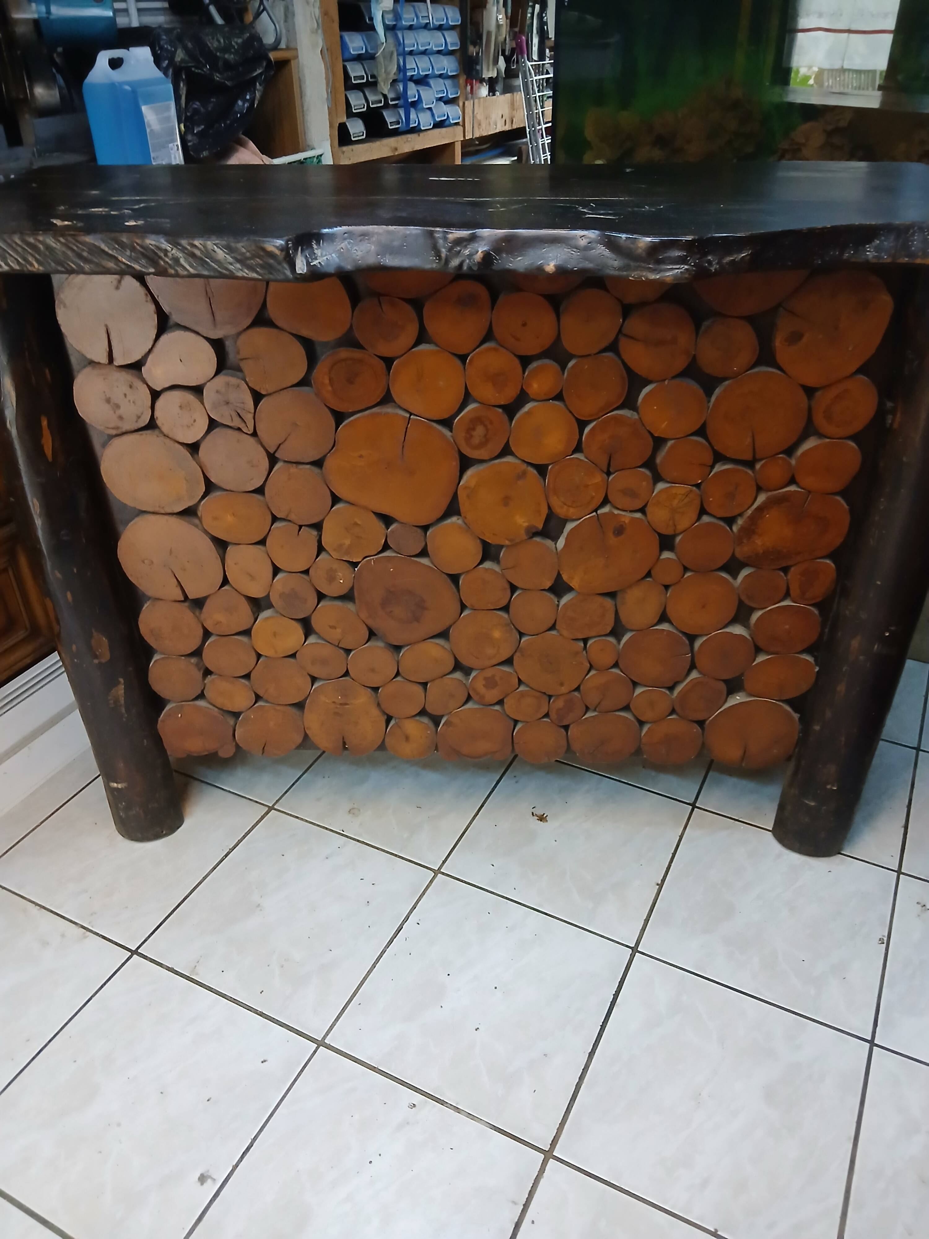 Bar in solid elm