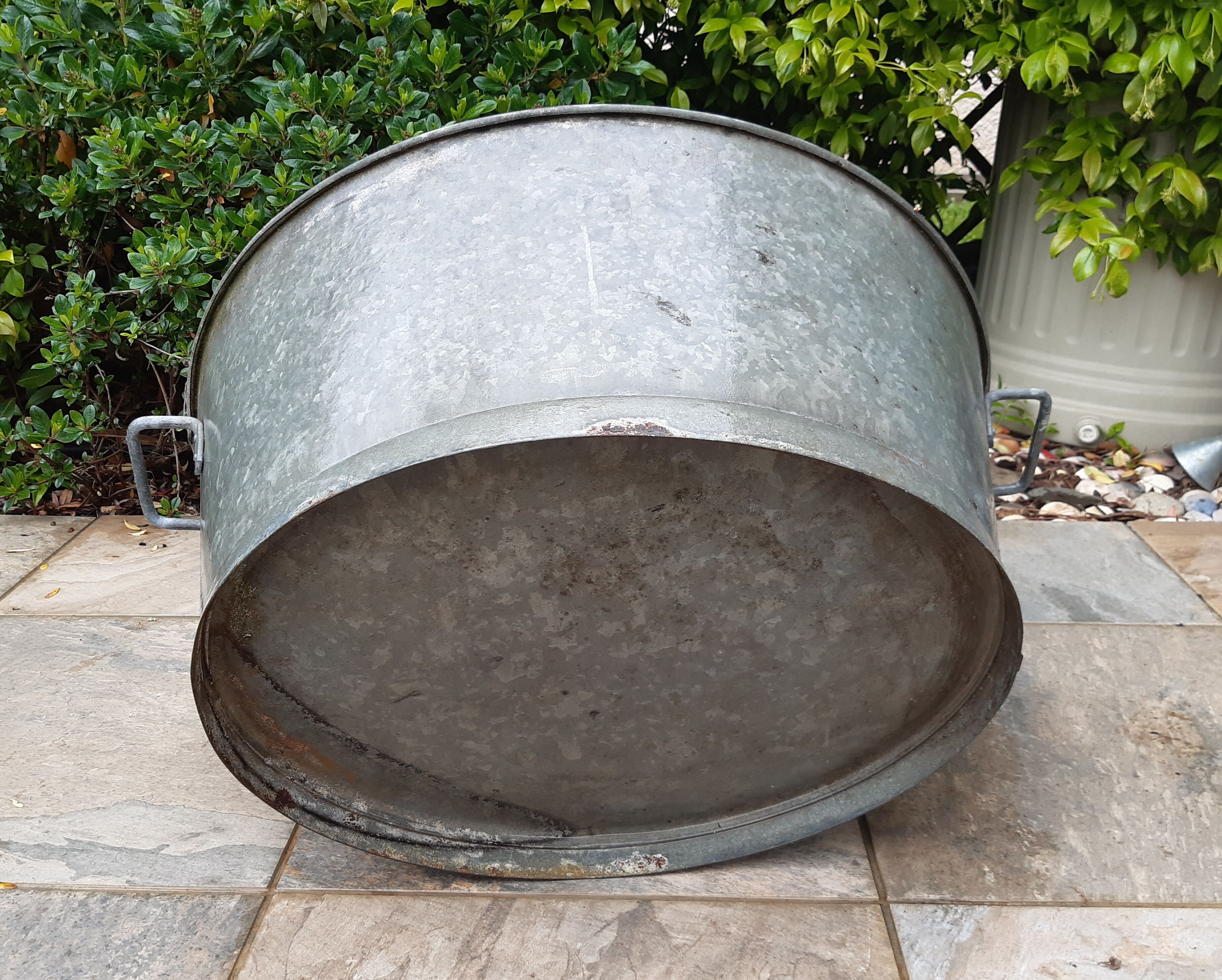 Beautiful and large old basin, 70-litre zinc vat.
