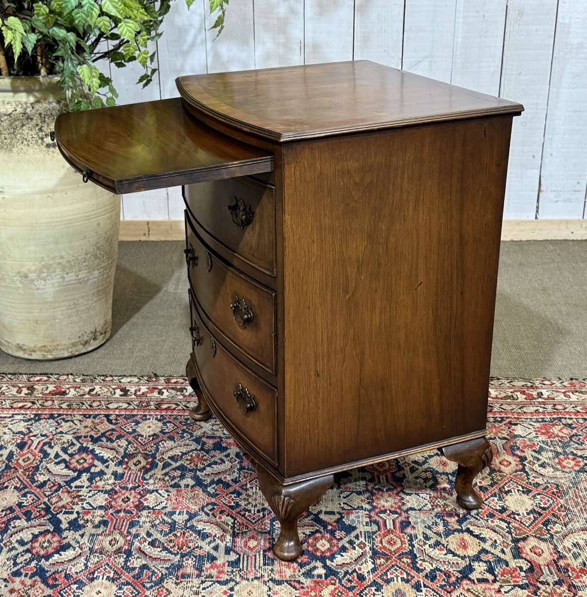 Commode anglaise en noyer des années 1950