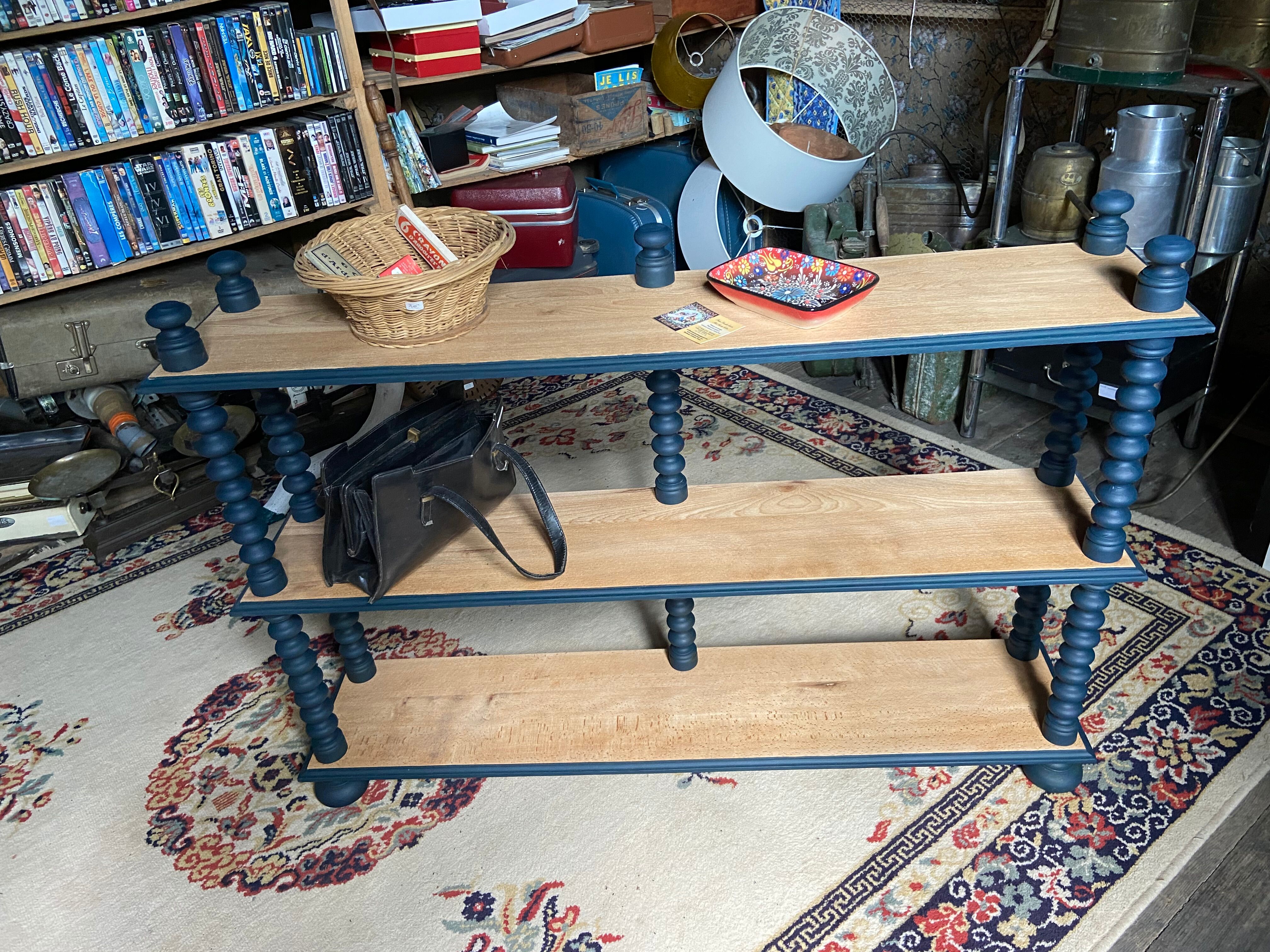 Floor on wooden legs