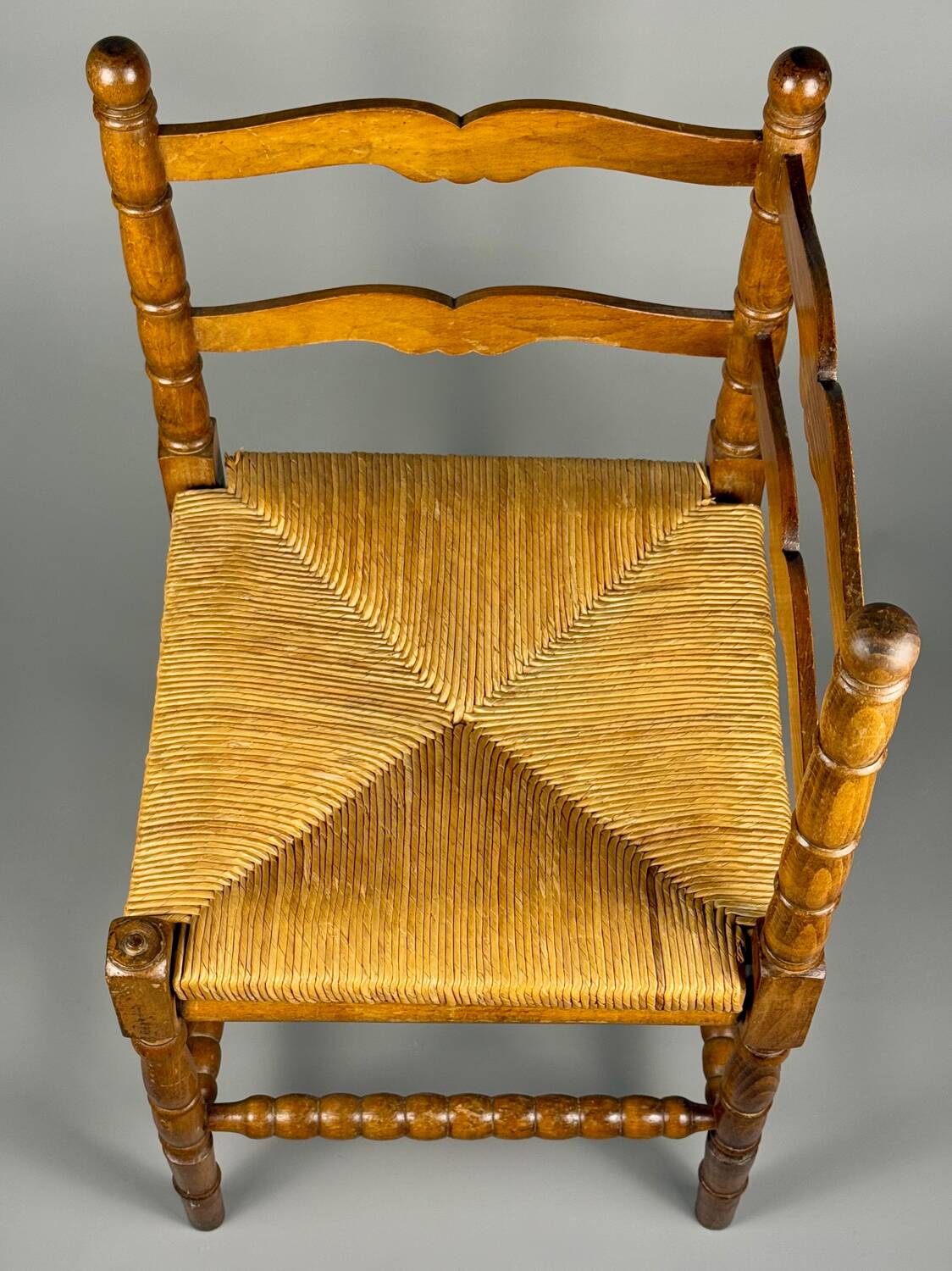 Chaise d'angle vintage en bois avec assise en paille tissée