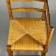 Chaise d'angle vintage en bois avec assise en paille tissée