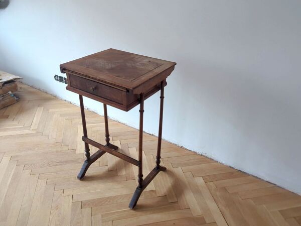 Petite table travailleuse ancienne en loupe d’orme – bois massif – tiroir