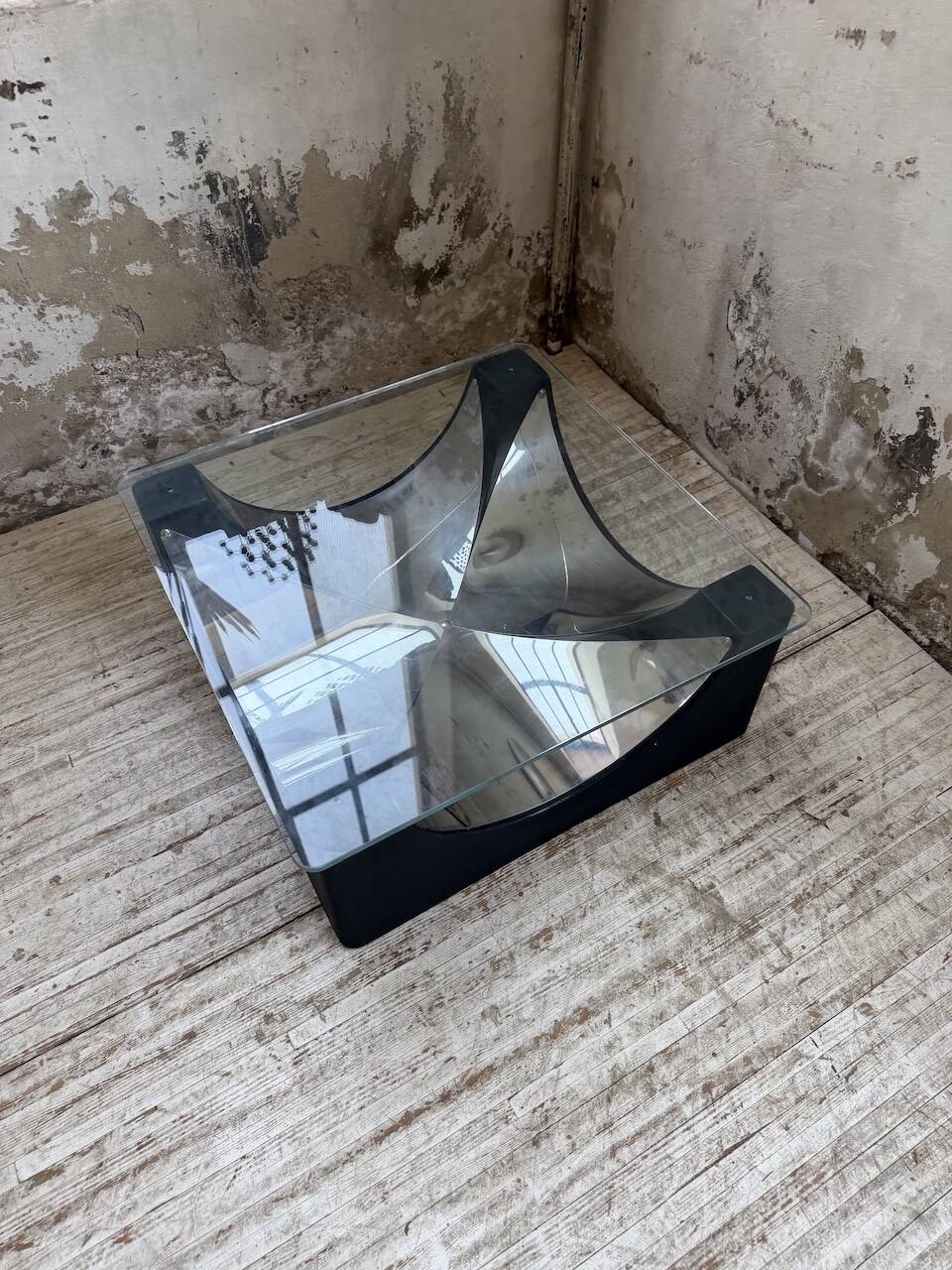 Table basse socle moulé et chrome, années 70
