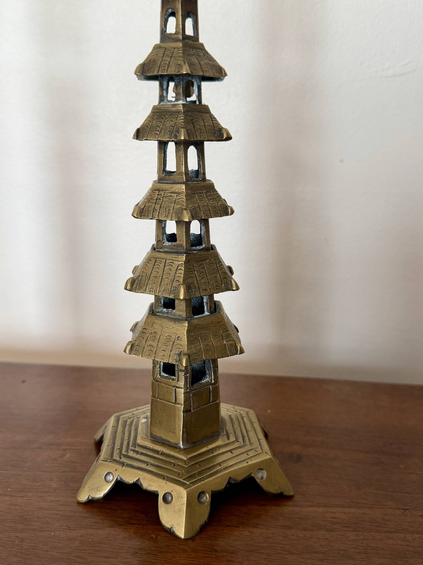 Pair of pagoda candlesticks in brass – Chinoiserie – 1960s-1970s