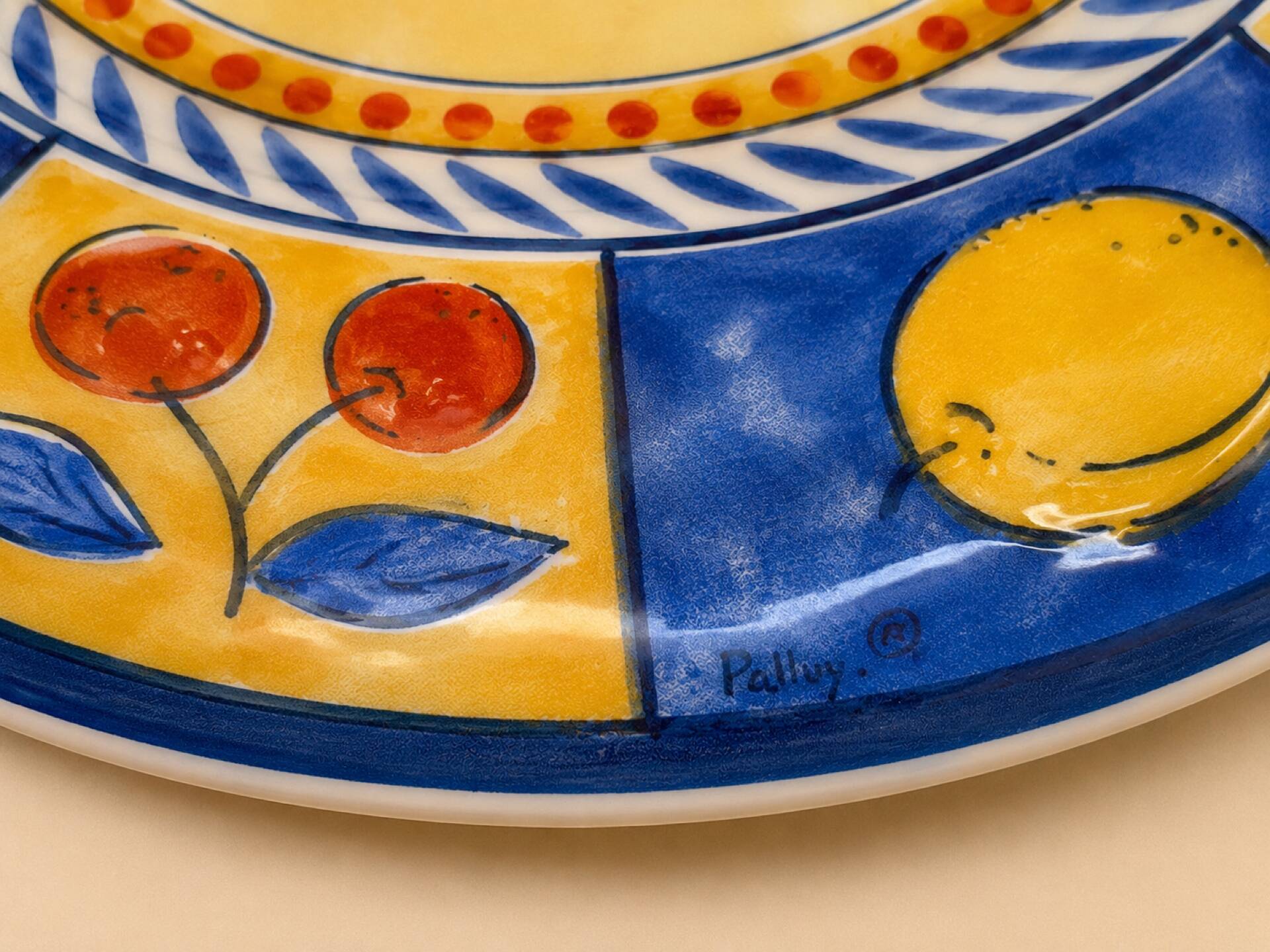Assiette décorative Ligne Hôtesse signée Palluy – Citrons & Cerises