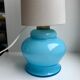 Lampe avec pieds en opaline bleu et abat-jour conique texturé années 60-70