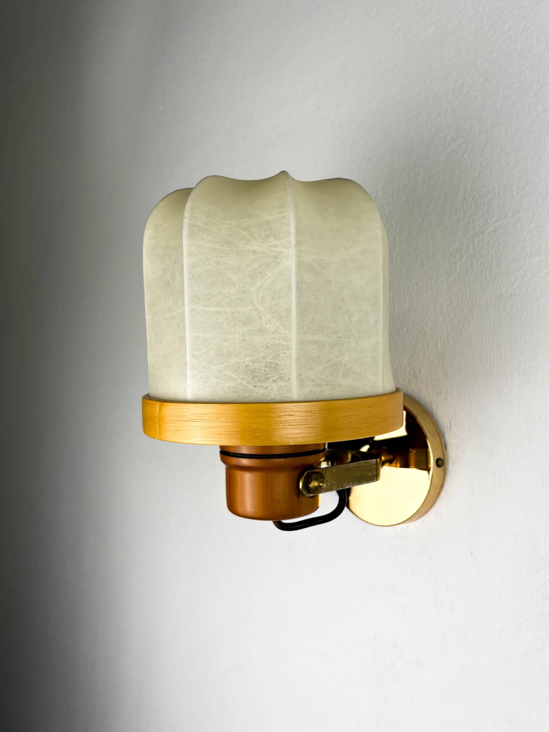 Italian articulated "Cocoon" wall light, resin and pine, 1970s