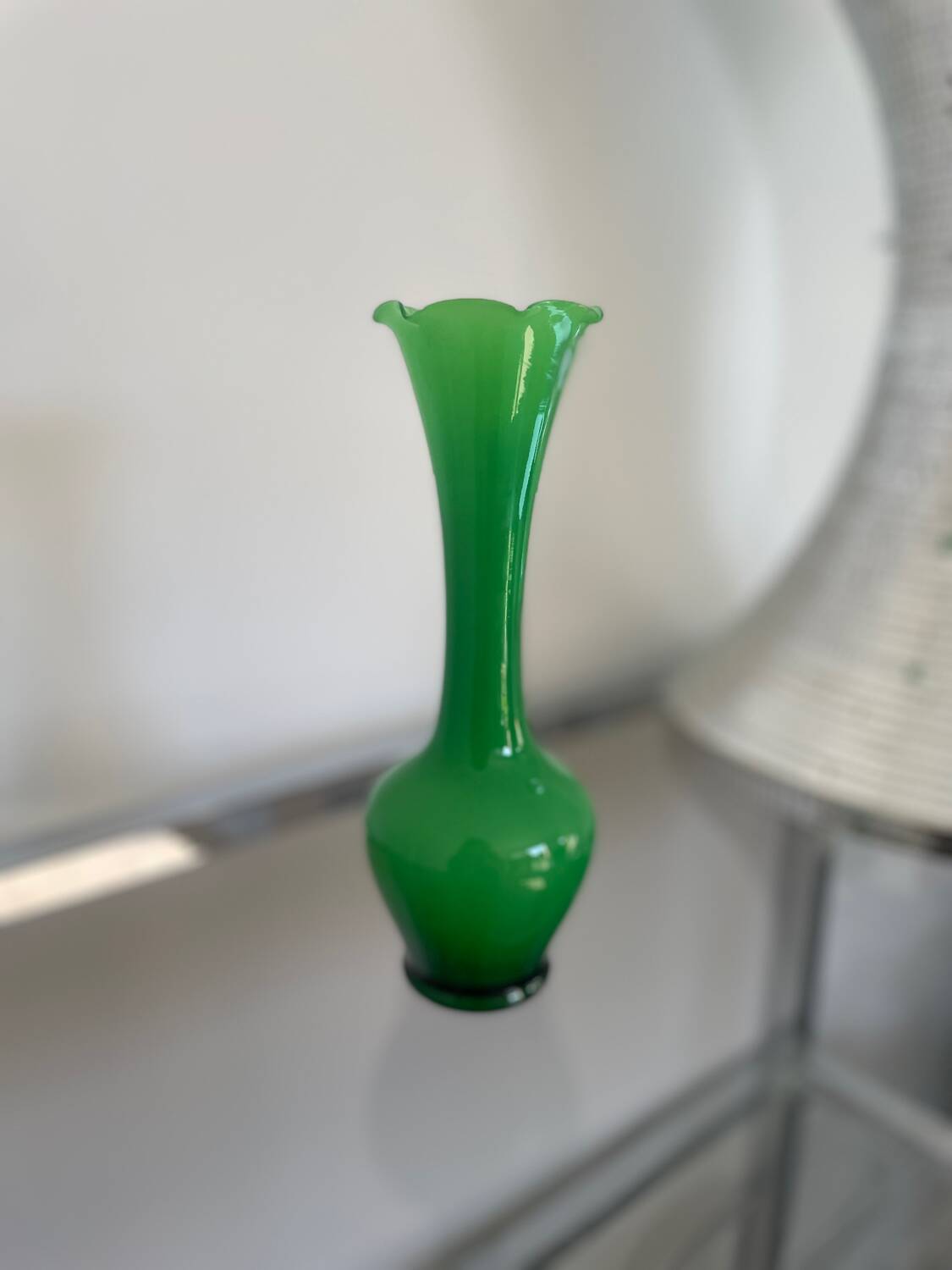 Green opaline single-flower vase – Elegant and decorative