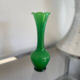 Green opaline single-flower vase – Elegant and decorative