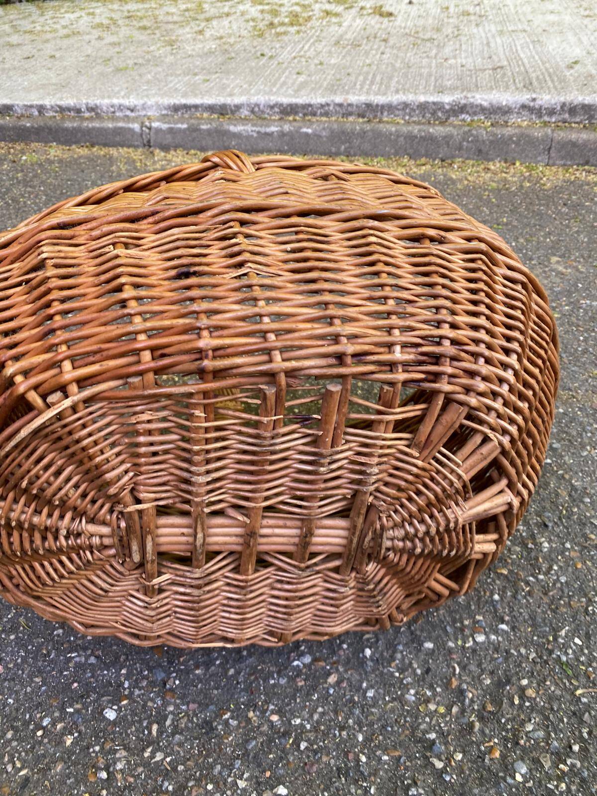 Round oval basket in rattan and woven wicker with handle